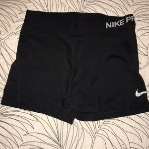 BLACK NIKE COMPRESHION SHORTS